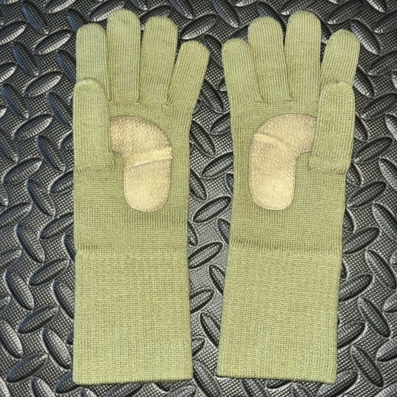 GLOVES olive green in women’s size small-medium - Picture 2 of 4